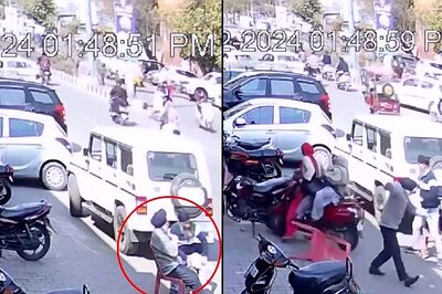 Desi Aunties on Scooty 'Crashing' Uncles Chit-chat on Roadside Brings Back 'Papa Ki Pari' Memes