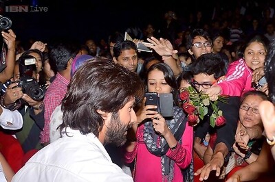 Snapshot: Shahid Kapoor gets mobbed at the screening of 'R..Rajkumar'
