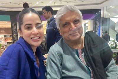Urfi Javed Is In Complete Awe As She Meets Javed Akhtar, Calls Him 'My Grandfather'