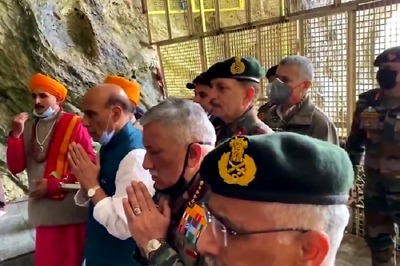 Defence Minister Rajnath Singh Offers Prayers at Amarnath Cave Shrine in J&K