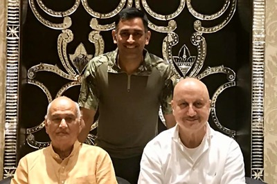 Anupam Kher Meets Mahendra Singh Dhoni, His Father in Ranchi; Calls Ziva a Genius