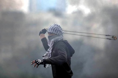 Clashes, 12 Dead as Thousands of Gazans March Near Israel Border