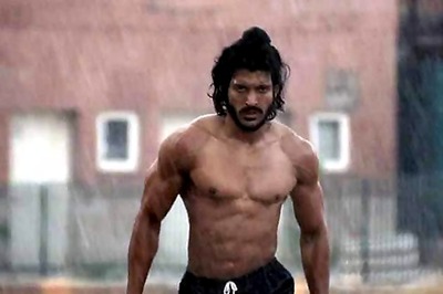 Milkha Singh's undying spirit drew me: Rakeysh Omprakash Mehra