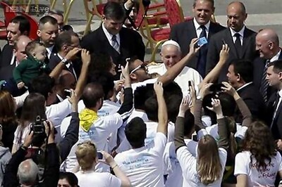 Pope poses for 'selfies' after Palm Sunday homily