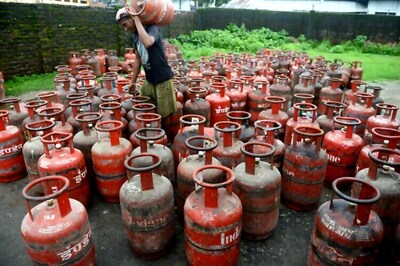 OilMin hands over Guinness certificate for LPG subsidy to Modi