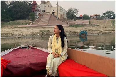 Sara Ali Khan Offers Prayers at Varanasi, Shares Photos from Ganga Aarti