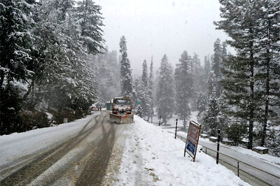 Kashmir receives snow, tourists flock to Gulmarg, rain expected