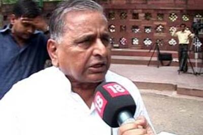 Mulayam says Govt favouring RIL