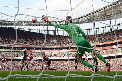 Arsenal crush Manchester United 3-0 with two goals in first seven minutes