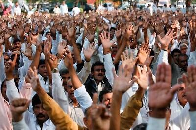 Andhra Pradesh: Farmers protest in front of collectorate against land acquisition