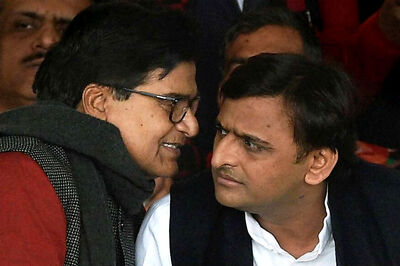 Team Akhilesh Yadav Takes Battle for Cycle to Election Commission, Submits Affidavits to 'Prove Majority'