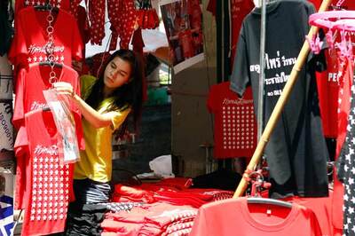 Thailand suspends plan to choke Red Shirts