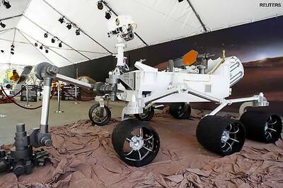 NASA's Mars rover Curiosity drives solo for first time