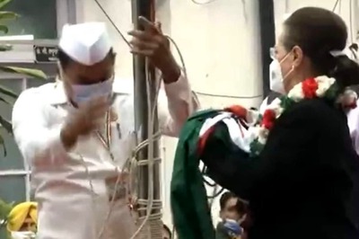 Congress Flag Falls from Post as Sonia Gandhi Tries to Unfurl it on 137th Foundation Day | WATCH