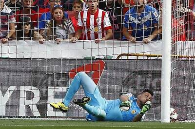 Valencia goalkeeper Diego Alves tears knee ligament
