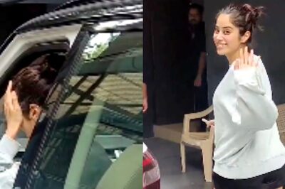 Janhvi Kapoor Gets Scared of Paparazzi, Tells Them 'Dara Diya Aapne'; Video Goes Viral