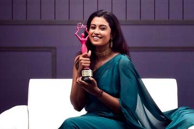 Tamil Actress Roshni Haripriyan Wins She Beauty Awards 2022
