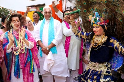 US Commerce Secretary Grooves to Holi Songs with Rajnath Singh at His Residence | WATCH