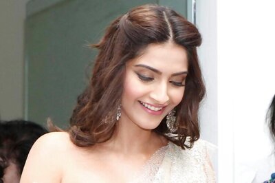 Look of the day: Sonam Kapoor exudes old Bollywood glamour in Shehla Khan sari