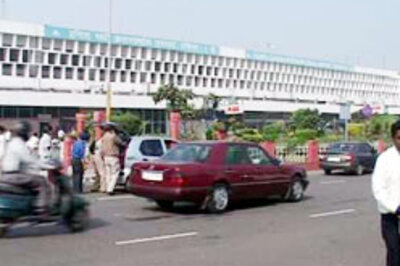 Airport employees threaten strike