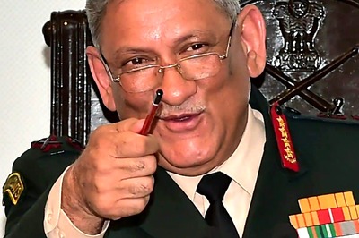 Defence Minister Rajnath Singh Briefs President Ram Nath Kovind on Chopper Crash Carrying