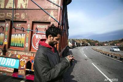 Jammu-Srinagar highway closed due to snowfall, landslides