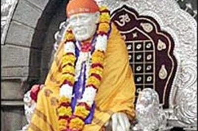 Thackeray flays Sai Baba's gold throne