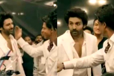 Shah Rukh Khan Lovingly Touches Kartik Aaryan's Cheeks, Hugs Him in Viral Video From an Event, Watch