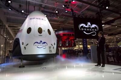 SpaceX to Send First Paying Tourists Around Moon in 2018