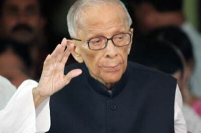 PM 'anxious' for Jyoti Basu, offers to fly in docs