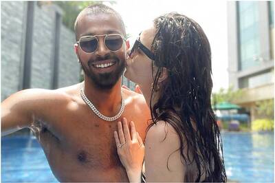 Natasa Stankovic Kisses Her 'Sunshine' Hardik Pandya in the Pool, Shares Photo