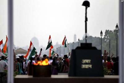 Anna supporters march to India Gate