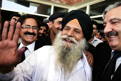 Punjab gives Rs 5 lakh to Surjeet Singh as aid