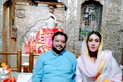 Sara Ali Khan Offers Prayers at Indore's Khajrana Ganesh Temple