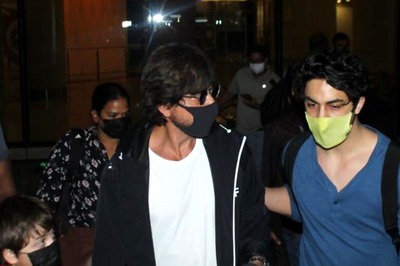 Shah Rukh Khan Gets Angry, Moves Away After Fan Tries To Hold His Hand; Aryan Calms Him Down