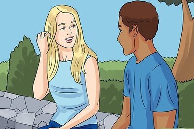 How to Tell if a Girl in Your Class Likes You (High School)