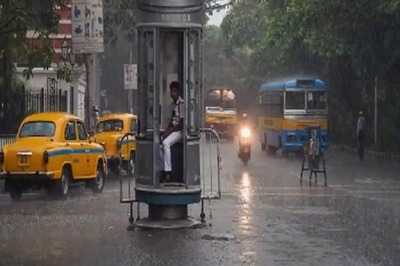 Heavy Rainfall Batters Bengal, Leaves Arterial Roads Waterlogged