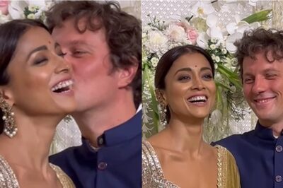Shriya Saran Can’t Stop Blushing as Hubby Kisses Her at Ira Khan-Nupur Shikhare’s Reception; Watch