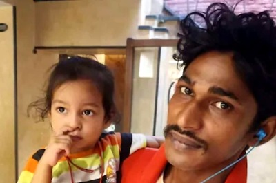 Delhi Delivery Boy, A Single Father, Carries 2-Year-Old Daughter to Work