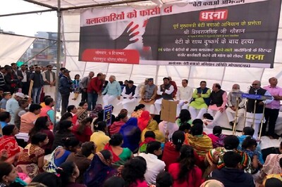 Shivraj Singh Chouhan Sits on Dharna Against Delay in Probe of MP Rape and Murder Case