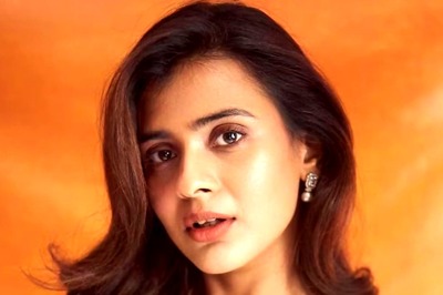 Hebah Patel's Sleek Fashion Sense Shines In Her Floral-printed Saree Look