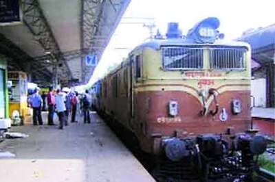 Mumbai: Woman jumps to death from moving train