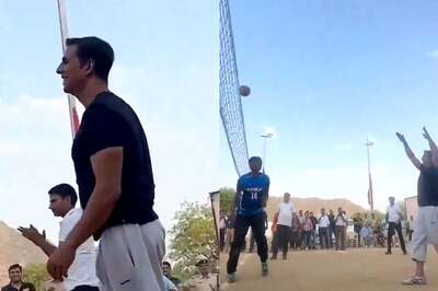  Akshay Kumar Plays Volleyball With Railway Players Amid Jolly LLB 3 Shoot; Watch
