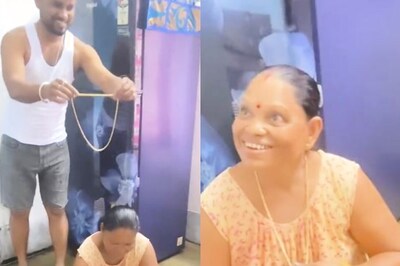 'Small Gift For Mummy': Man Surprises Mother With a Gold Chain in Wholesome Video