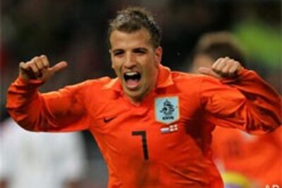 Dutch score late, draw with England