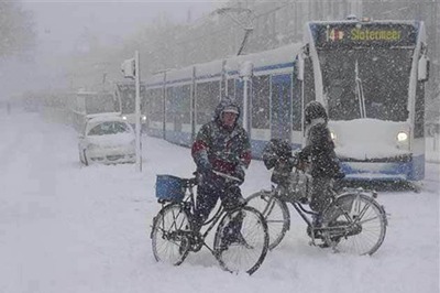 Snowstorms plague New Year travel in Russia, US