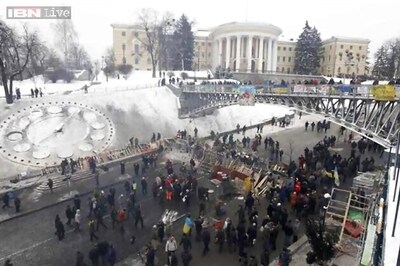 Ukraine protesters defy police, no talks with President