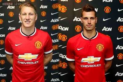 Manchester United sign midfielders Schweinsteiger, Schneiderlin