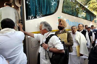 Cong leaders take bus ride to Surajkund for meet