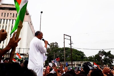 Digvijaya Leads Massive Rally to Court Arrest, Puts Congress in Soup by Pitting Himself Against CM Chouhan